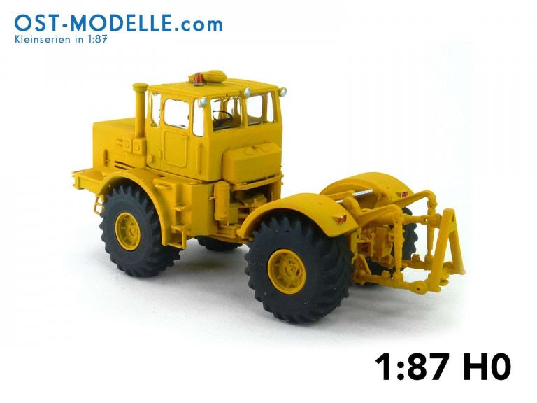 Traktor Kirovets K700A gelb mit Motorverkleidung